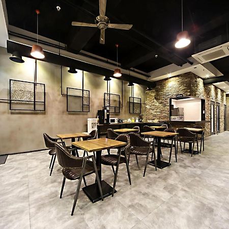 Masan Almond Hotel Changwon Esterno foto